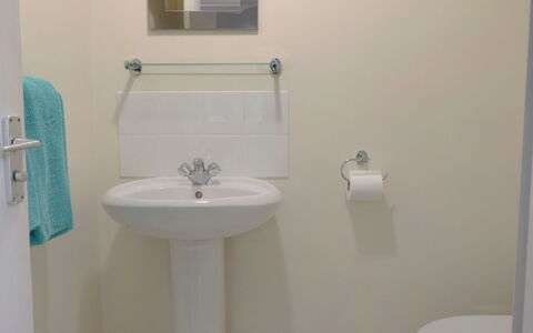 Glamaig: Robinet, Lavabo, Évier, Luminaire Plomberie, Miroir, Salle De Bains, Violet, Bois, Design Intérieur