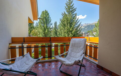 Chesa Nair 9D: Meubles, Propriété, Ciel, Bâtiment, Bois, Confort, Mobilier De Jardin, Ombre, Design Intérieur, Plante