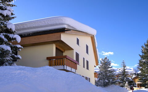Chesa Nair 9D: Ciel, Bâtiment, Propriété, Neige, Arbre, Maison, Pente, Fenêtre, Nuage, Mélèze
