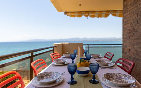 Cala D'Or: Meubles, Bois, Table, Chaise, Sol, Mer, Table Cuisine Et Salle A Manger, Tache De Bois, Ombre, Océan
