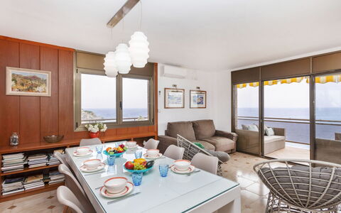 Cala D'Or: Table, Meubles, Propriété, Chaise, Canapé, Bleu Azur, Design Intérieur, Bois, Sol, Salon
