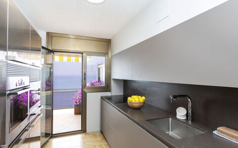 Cala D'Or: Cabinetry, Évier, Comptoir, Evier, Bâtiment, Robinet, Design Intérieur, Cuisinière, Cuisine, Sol