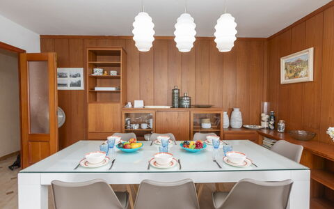 Cala D'Or: Table, Meubles, Propriété, Blanc, Chaise, Design Intérieur, Cabinetry, Éclairage, Bois, Table Cuisine Et Salle A Manger