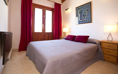 Calpe Calp 435: Chambre, Lit, Pièce, Meubles, Propriété, Drap De Lit, Design Intérieur, Cadre De Lit, Bâtiment, Matelas