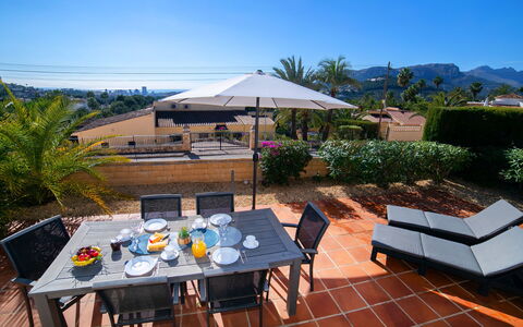 Calpe Calp 435: Ciel, Table, Meubles, Propriété, Bâtiment, Plante, Ombre, Chaise, Tableau De Plein Air, Mobilier De Jardin