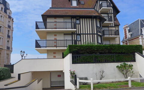 Les Terrasses du Casino: Bâtiment, Ciel, Plante, Propriété, Fenêtre, Nuage, Maison, Design Urbain, Zone Résidentielle, Immobilier