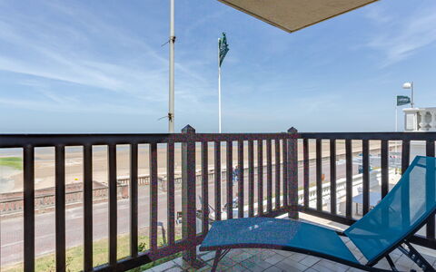 Les Terrasses du Casino: Ciel, Propriété, Nuage, L'Eau, Bleu Azur, Ombre, Porche, Bois, Plan D'Eau, Clôture