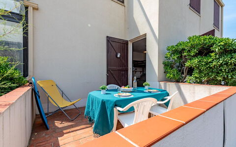 Les Miramars: Propriété, Meubles, Table, Plante, Bâtiment, Ombre, Chaise, Fenêtre, Mobilier De Jardin, Quartier