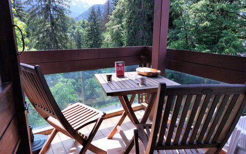 Saint Gervais 415: Table, Propriété, Meubles, Chaise, Ciel, Arbre, Bois, Design Intérieur, Ombre, Chalet