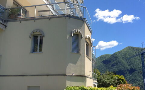 Vista Lago: Propriété, Architecture, Maison, Ciel, Bâtiment, Immobilier, Façade, Zone Résidentielle, Arbre, La Technologie
