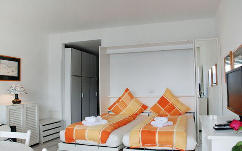 Vista Lago: Meubles, Pièce, Orange, Chambre, Blanc, Lit, Propriété, Design Intérieur, Mur, Jaune