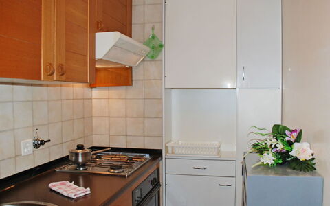 Vista Lago: Pièce, Propriété, Cuisine, Cabinetry, Comptoir, Tuile, Meubles, Cuisinière, Principaux Appliance, Maison