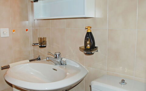 Vista Lago: Salle De Bains, Propriété, Pièce, Robinet, Lavabo, Tuile, Mur, Évier, Accessoire Salle De Bain, Armoire De Toilette