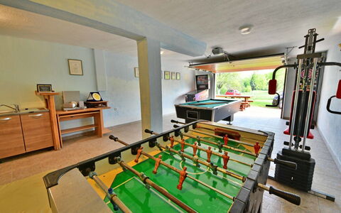 Lana: Pièce, Propriété, Design Intérieur, Bâtiment, Plafond, Maison, Meubles, Immobilier, Table, Architecture