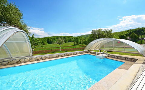 Lana: L'Eau, Nuage, Ciel, Jour, Plante, Piscine, Bâtiment, La Nature, Bleu Azur, Vert