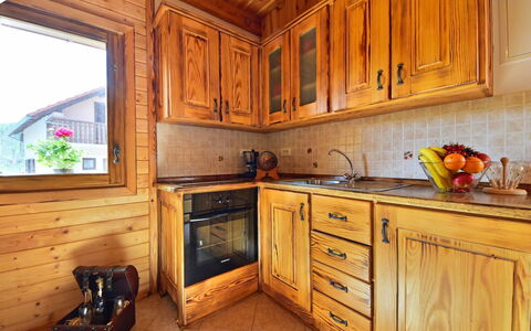 Lana: Comptoir, Cabinetry, Pièce, Cuisine, Propriété, Meubles, Bâtiment, Jaune, Design Intérieur, Maison