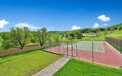 Lana: Vert, Propriété, Jour, Immobilier, Complexe Sportif, Ciel, Paysage Naturel, Lot Terre, Herbe, Domicile