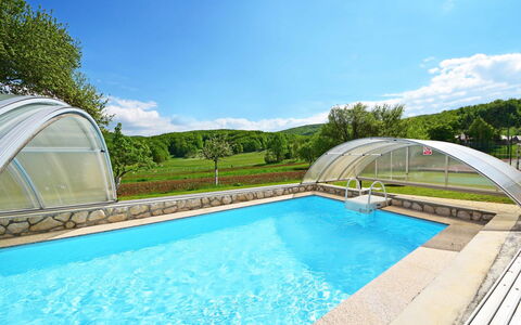Nada: L'Eau, Nuage, Ciel, Jour, Plante, Piscine, Bâtiment, La Nature, Bleu Azur, Vert