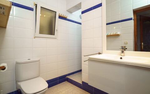 Bellevue: Propriété, Salle De Bains, Bâtiment, Violet, Luminaire Plomberie, Design Intérieur, Sol, Miroir, Mur