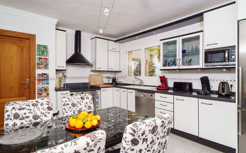 Bellevue: Cabinetry, Comptoir, Meubles, Propriété, Cuisinière, Cuisine, Design Intérieur, Tiroir, Électroménager