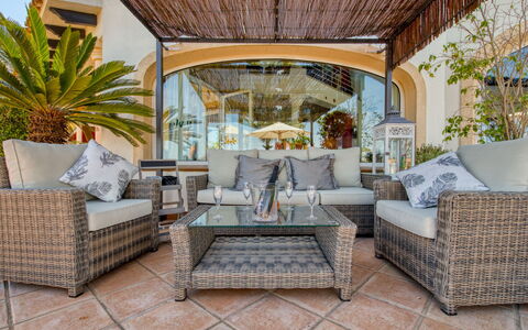Bellevue: Propriété, Meubles, Plante, Canapé, Bleu Azur, Table, Mobilier De Jardin, Design Intérieur, Salon, Sol