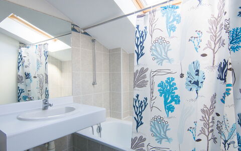 Les Terrasses du Cap: Salle De Bains, Pièce, Propriété, Tuile, Design Intérieur, Rideau De Douche, Mur, Accessoire Salle De Bain, Sol, Rideau