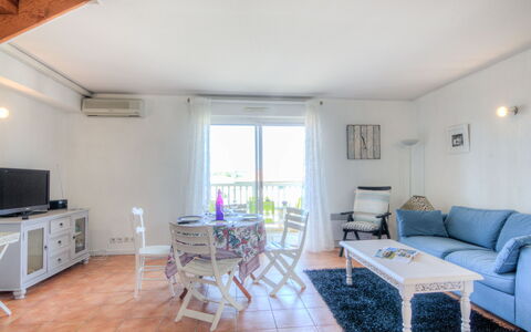 Les Terrasses du Cap: Pièce, Propriété, Meubles, Sol, Salon, Bâtiment, Design Intérieur, Maison, Parquet, Table