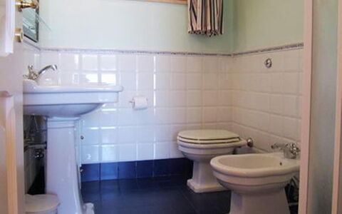 Raggio Di Sole Sull'argentario: Salle De Bains, Propriété, Pièce, Toilette, Luminaire Plomberie, Siège De Toilette, Sol, Tuile, Violet, Évier