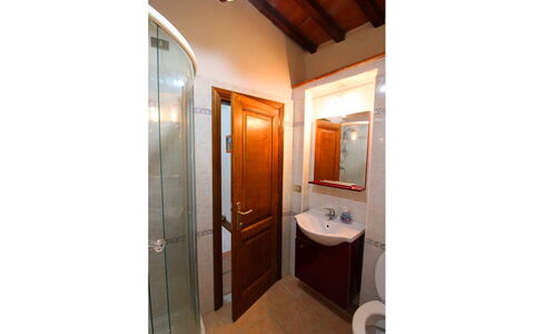 La Casa del Nonno: Robinet, Évier, Luminaire Plomberie, Bâtiment, Miroir, Porte, Bois, Salle De Bains, Toilette
