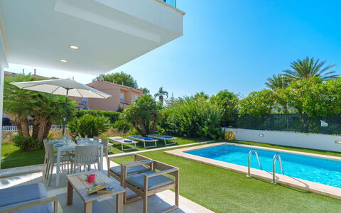Villa del Lago 4: Plante, L'Eau, Ciel, Piscine, Bleu Azur, Ombre, Mobilier De Jardin, Bâtiment, Arbre, Condominium