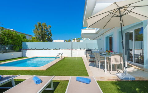 Villa del Lago 4: Propriété, Bâtiment, Ciel, Fenêtre, Plante, Ombre, Design Intérieur, Design Urbain, Chaise, Piscine