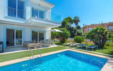 Villa del Lago 4: Plante, L'Eau, Propriété, Bâtiment, Fenêtre, Ciel, Bleu Azur, Bleu, Piscine, Arbre