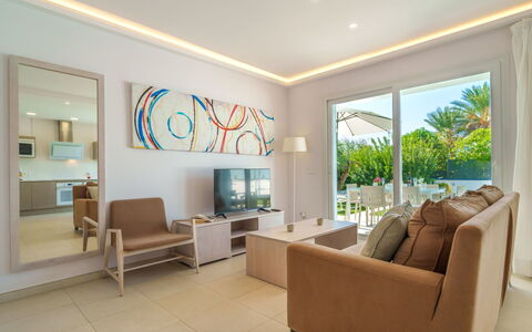 Villa del Lago 4: Meubles, Cadre, Canapé, Plante, Confort, Design Intérieur, Chaise, Plante D'Appartement, Sol, Salon