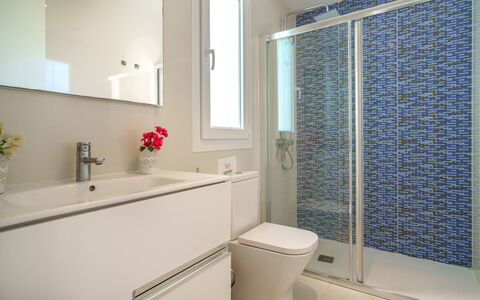 Villa del Lago 4: Propriété, Plante, Miroir, Luminaire Plomberie, Armoire De Toilette, Évier, Salle De Bains, Robinet, Lavabo