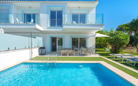 Villa del Lago 4: L'Eau, Propriété, Piscine, Bâtiment, Plante, Bleu, Bleu Azur, Fenêtre, Ciel, Ombre