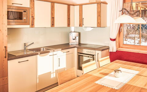 Heiligenblut 100: Comptoir, Pièce, Cuisine, Propriété, Cabinetry, Meubles, Design Intérieur, Bâtiment, Maison, Sol