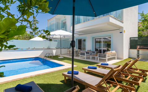 Teresa Beach 2: Bleu, Piscine, Loisir, Recours, Mobilier De Jardin, Appartement, Biens, Vacances, Parapluie, Chaise