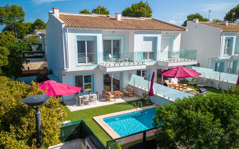 Teresa Beach 1: Bâtiment, Nuage, Ciel, Plante, Fenêtre, Propriété, Bleu Azur, Arbre, Maison, Ombre