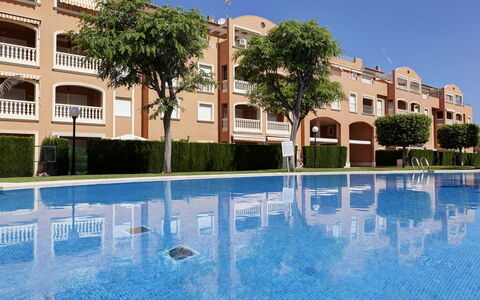 Rincón del Mediterráneo: L'Eau, Ciel, Bâtiment, Propriété, Plante, Fenêtre, Arbre, Bleu Azur, Design Urbain, Piscine