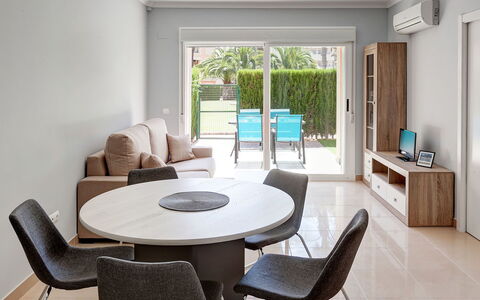 Rincón del Mediterráneo: Pièce, Meubles, Propriété, Design Intérieur, Salle À Manger, Table, Bâtiment, Maison, Salon, Chaise