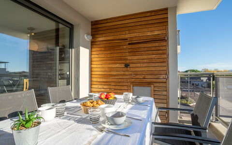 Rive Gauche: Table, Propriété, Bâtiment, Vaisselle, Pot De Fleur, Plante, Bois, Ombre, Fenêtre, Design Intérieur