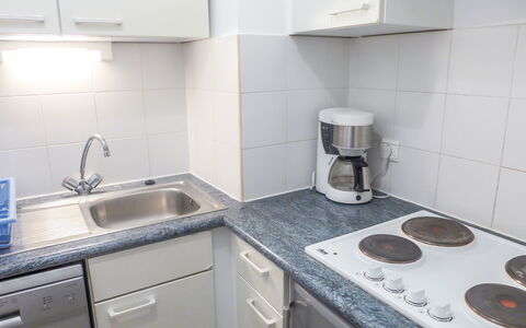Fréjus 540: Comptoir, Propriété, Pièce, Cuisine, Tuile, Évier, Cabinetry, Meubles, Design Intérieur, Evier