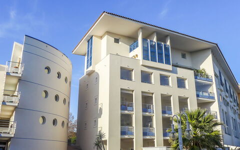 Fréjus 540: Ciel, Bâtiment, Fenêtre, Bleu Azur, Plante, Arbre, Design Urbain, Bloc Tour, Quartier, Maison