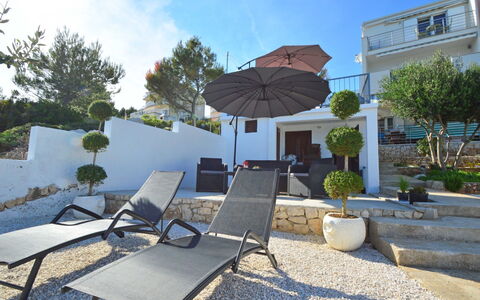 Trogir Okrug Gornji 313: Plante, Propriété, Table, Ciel, Meubles, Bâtiment, Ombre, Mobilier De Jardin, Arbre, Éclairage