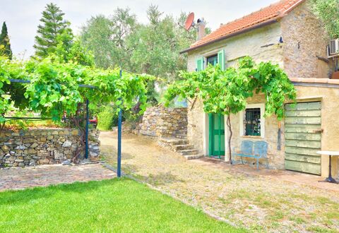 Country Home Il Passatempo: Propriété, Vert, Maison, Mur, Bâtiment, Immobilier, Domicile, Arbre, Cour, Herbe