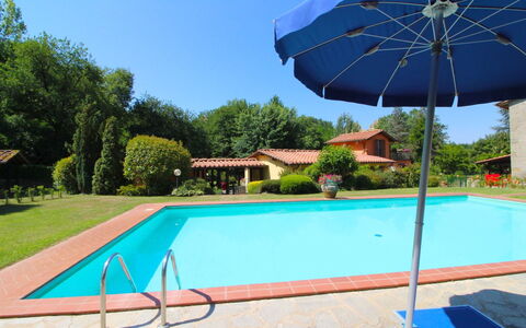 Villa le Balze: Ciel, Plante, Propriété, Bâtiment, Parapluie, Bleu, Vert, Piscine, Ombre, Bleu Azur