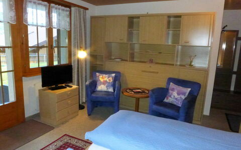 Grindelwald 570: Propriété, Meubles, Fenêtre, Confort, Table, Télévision, Bois, Textile, Design Intérieur, Oreiller
