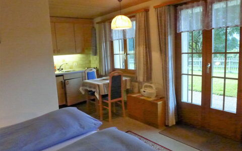 Grindelwald 570: Propriété, Meubles, Fenêtre, Confort, Bois, Ombre, Textile, Design Intérieur, Cadre De Lit