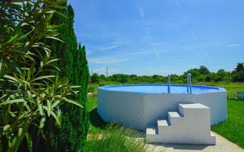 Martina: Propriété, Herbe, Architecture, Maison, Arbre, Immobilier, Conception, Plante, Piscine, Lot Terre
