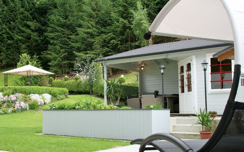 Poldi: Propriété, Domicile, Maison, Bâtiment, Cour, Immobilier, Ombre, Herbe, Arbre, Aménagement Paysager